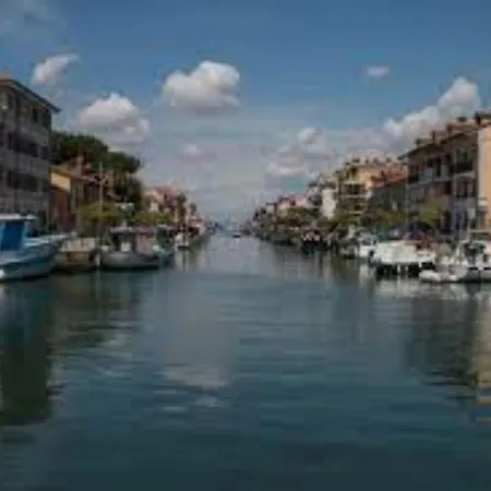 Functional With A Spacious Fenced Garden Apartment *