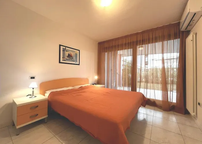 Functional With A Spacious Fenced Garden Apartment *