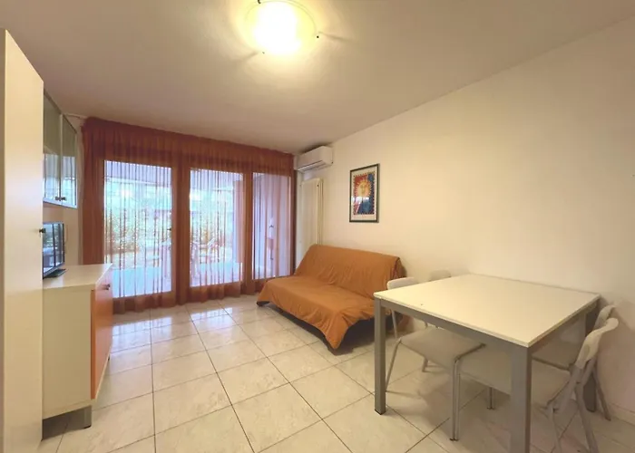 Functional With A Spacious Fenced Garden Apartment Grado